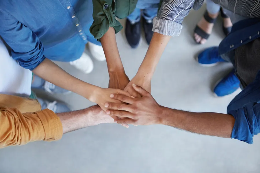 Equipo unido trabajando junto a pymes españolas
