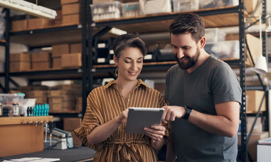 Pyme gestionando su negocio mientras revisa campañas de Meta Ads